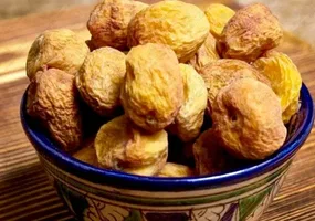 آلو بخارا خشک با بافت محکم و طعم طبیعی